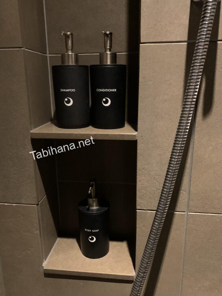 シャワー室のシャンプー